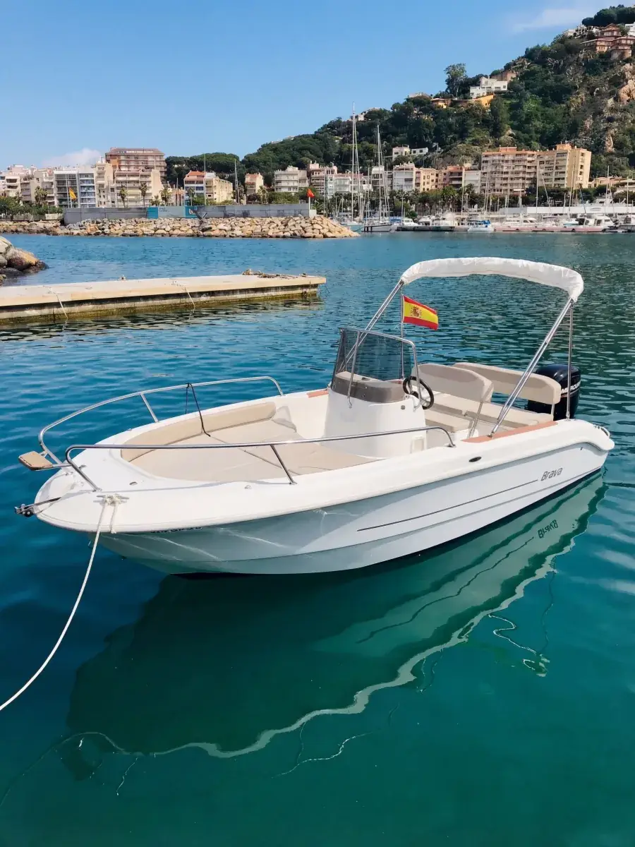 Mingolla Brava 19 amarrada en el Puerto de Blanes