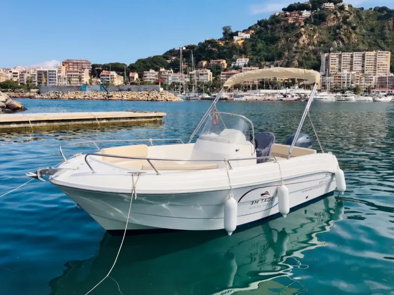 Pacific Craft 625 amarrado en el Puerto de Blanes