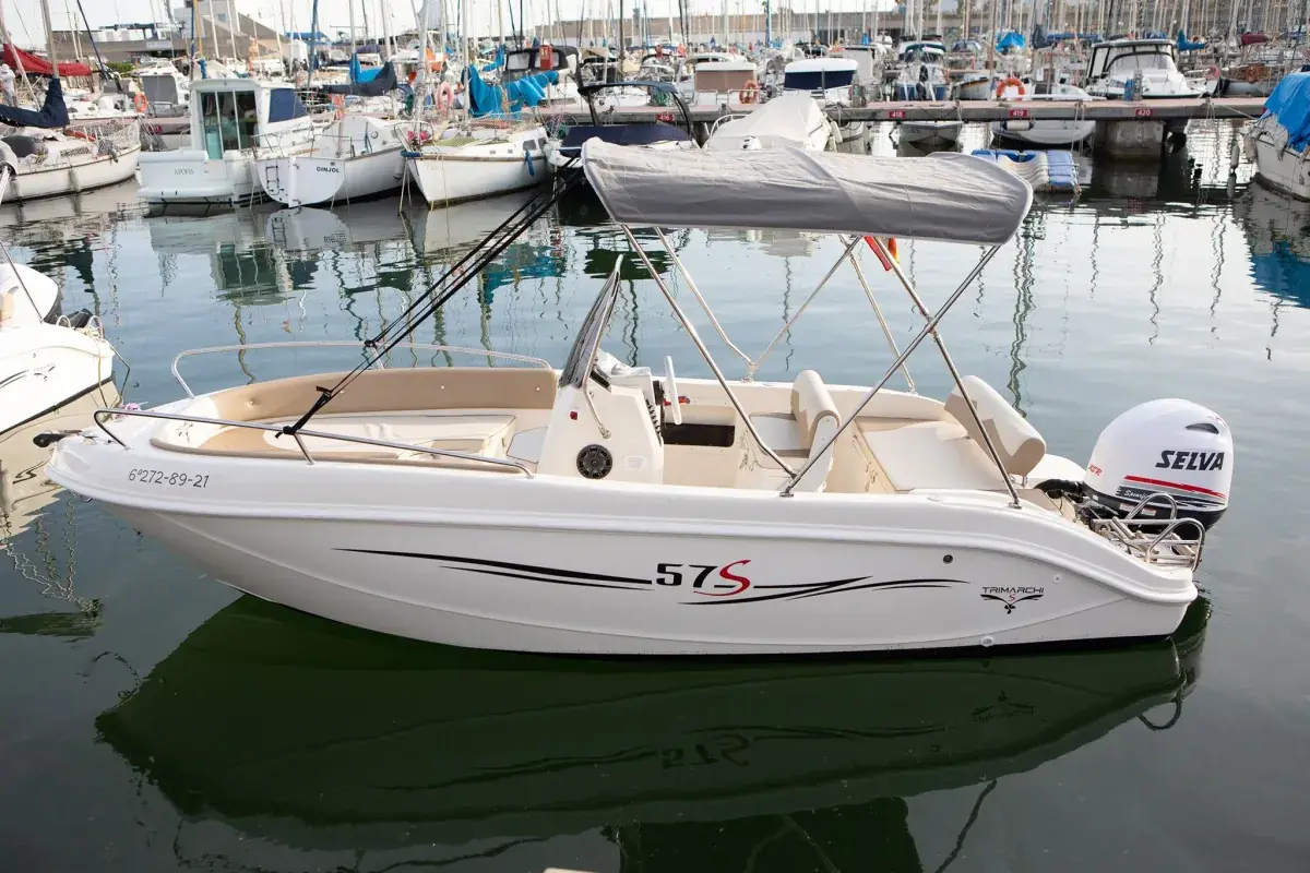 Trimarchi 57S amarrado en la marina de Blanes